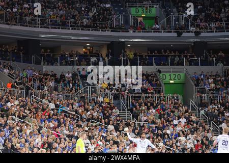 Zagreb, Kroatien. März 2024. ZAGREB, KROATIEN - 27. MÄRZ: Fans auf den Tribünen beim Play-off-Spiel der EHF Champions League Männer 2023/24 zwischen dem HC Zagreb und Montpellier HB in der Arena Zagreb am 27. März 2024 in Zagreb, Kroatien. Foto: Luka Stanzl/PIXSELL Credit: Pixsell/Alamy Live News Stockfoto