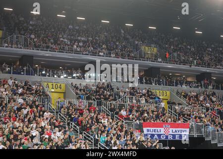 Zagreb, Kroatien. März 2024. ZAGREB, KROATIEN - 27. MÄRZ: Fans auf den Tribünen beim Play-off-Spiel der EHF Champions League Männer 2023/24 zwischen dem HC Zagreb und Montpellier HB in der Arena Zagreb am 27. März 2024 in Zagreb, Kroatien. Foto: Luka Stanzl/PIXSELL Credit: Pixsell/Alamy Live News Stockfoto