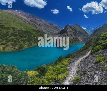 Panoramalandschaft mit blauem See in den Bergen im Sommer. Koksai Ainakol See im Tien Shan Gebirge in Asien in Kasachstan Stockfoto