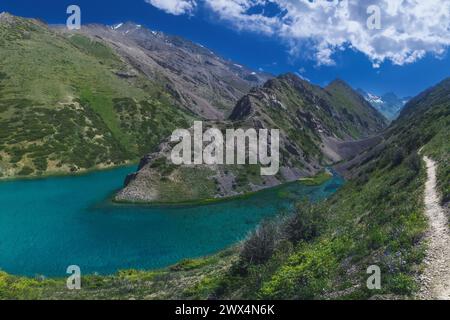 Panoramalandschaft mit blauem See in den Bergen im Sommer. Koksai Ainakol See im Tien Shan Gebirge in Asien in Kasachstan Stockfoto