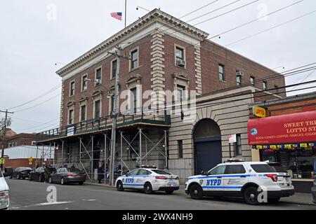 27. März 2024, %G: (Neuer) Polizeibeamter in New York City erschossen. Marcch 27. 2024, Far Rockaway, Queens, New York, USA. Jonathan Diller, 31 Jahre alt, wurde bei einem Verkehrsstopp in Queens, NYC, getötet.&#XA;beide Verdächtigen wurden wegen des Verbrechens verhaftet, Guy Rivera (der Schütze) und Lindy Jones, der Fahrer des Fahrzeugs. Jones wird angeklagt wegen kriminellen Besitzes einer Waffe und des Besitzes einer beschädigten Schusswaffe, was bedeutet, es war eine Geisterwaffe. Beide Männer haben eine lange kriminelle Geschichte. Jones wurde heute zur zentralen Buchung (siehe Fotos) gebracht&#XA;Credit Victor M. Matos/Thenews2 (Foto: Victor M. Matos/thenew Stockfoto