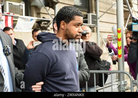 27. März 2024, %G: (Neuer) Polizeibeamter in New York City erschossen. Marcch 27. 2024, Far Rockaway, Queens, New York, USA. Jonathan Diller, 31 Jahre alt, wurde bei einem Verkehrsstopp in Queens, NYC, getötet.&#XA;beide Verdächtigen wurden wegen des Verbrechens verhaftet, Guy Rivera (der Schütze) und Lindy Jones, der Fahrer des Fahrzeugs. Jones wird angeklagt wegen kriminellen Besitzes einer Waffe und des Besitzes einer beschädigten Schusswaffe, was bedeutet, es war eine Geisterwaffe. Beide Männer haben eine lange kriminelle Geschichte. Jones wurde heute zur zentralen Buchung (siehe Fotos) gebracht&#XA;Credit Victor M. Matos/Thenews2 (Foto: Victor M. Matos/thenew Stockfoto