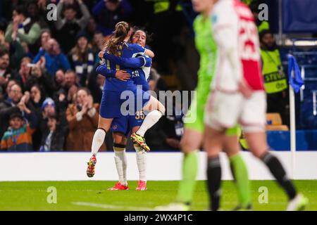 London, Großbritannien. März 2024. Chelsea's Guro Reiten (links) feiert mit Chelsea's Mayra Ramirez, nachdem sie am 27. März 2024 in Stamford Bridge, London, England, Großbritannien das erste Tor des Spiels erzielt hat. Guthaben: Jede Zweite Media/Alamy Live News Stockfoto