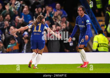 London, Großbritannien. März 2024. Chelsea's Guro Reiten (links) feiert mit Chelsea's Mayra Ramirez, nachdem sie am 27. März 2024 in Stamford Bridge, London, England, Großbritannien das erste Tor des Spiels erzielt hat. Guthaben: Jede Zweite Media/Alamy Live News Stockfoto