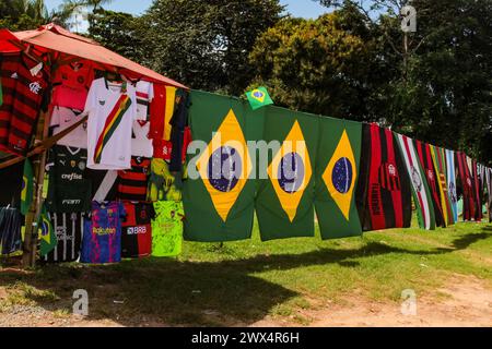 Trikots und Fahnen brasilianischer Fußballmannschaften und brasilianische Flagge zum Verkauf auf dem Markt von São Luís MA, Brasilien Stockfoto