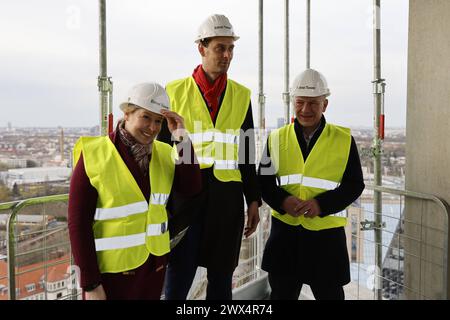 Kai Wegner, Franziska Giffey Estrel Tower Mitglieder Senat und Bezirksamt Baustelle, am 26.03.2024 in Berlin, Neukölln, Deutschland *** Kai Wegner, Franziska Giffey Estrel Tower Mitglieder Senat und Bezirksamt Baustelle, am 26 03 2024 in Berlin, Neukölln, Deutschland Stockfoto