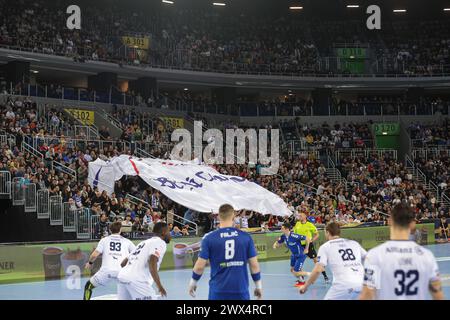 Zagreb, Kroatien. März 2024. ZAGREB, KROATIEN - 27. MÄRZ: Fans auf den Tribünen beim Play-off-Spiel der EHF Champions League Männer 2023/24 zwischen dem HC Zagreb und Montpellier HB in der Arena Zagreb am 27. März 2024 in Zagreb, Kroatien. Foto: Luka Stanzl/PIXSELL Credit: Pixsell/Alamy Live News Stockfoto