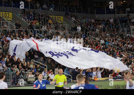 Zagreb, Kroatien. März 2024. ZAGREB, KROATIEN - 27. MÄRZ: Fans auf den Tribünen beim Play-off-Spiel der EHF Champions League Männer 2023/24 zwischen dem HC Zagreb und Montpellier HB in der Arena Zagreb am 27. März 2024 in Zagreb, Kroatien. Foto: Luka Stanzl/PIXSELL Credit: Pixsell/Alamy Live News Stockfoto