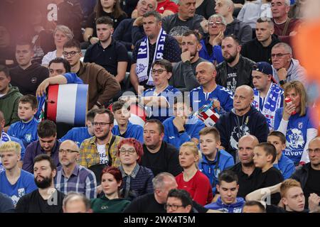 Zagreb, Kroatien. März 2024. ZAGREB, KROATIEN - 27. MÄRZ: Fans auf den Tribünen beim Play-off-Spiel der EHF Champions League Männer 2023/24 zwischen dem HC Zagreb und Montpellier HB in der Arena Zagreb am 27. März 2024 in Zagreb, Kroatien. Foto: Luka Stanzl/PIXSELL Credit: Pixsell/Alamy Live News Stockfoto