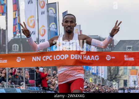 DEN HAAG, NIEDERLANDE - 10. MÄRZ: Abdi Nageeye aus den Niederlanden erster Platz in einem neuen niederländischen Rekord während des CPC Half NN Marathon auf den Straßen Tram Stockfoto