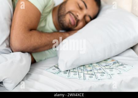 Das auf dem Bett verstreute Bargeld steht für ein finanzielles Konzept Stockfoto