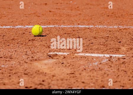 Optischer gelber Softball auf rotem Tonkrug Hügel Stockfoto
