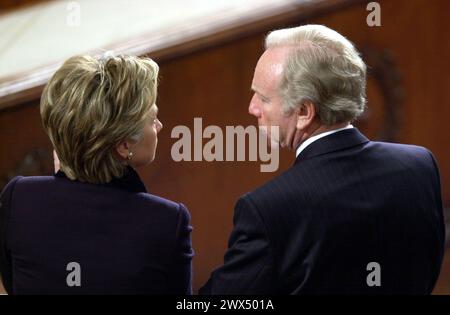 Washington, Vereinigte Staaten Von Amerika. Januar 2003. Washington, DC - 28. Januar 2003 -- die US-Senatoren Hillary Rodham Clinton (D-New York) und Joe Lieberman (D-Connecticut) teilen einige Gedanken, während US-Präsident George W. Bush seine Rede zur Lage der Union vor einer gemeinsamen Sitzung des US-Kongresses hält.Credit: Ron Sachs/CNP/SIPA USA Credit: SIPA USA/Alamy Live News Stockfoto