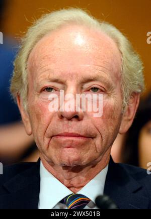 Washington, Vereinigte Staaten Von Amerika. Januar 2017. Der ehemalige US-Senator Joe Lieberman (unabhängiger Demokrat von Connecticut) ist am Dienstag, 17. Januar 2017, bei der Anhörung des US-Senats für Gesundheit, Bildung, Arbeit und Pensionen anwesend, um die Bestätigung von Betsy DeVos aus Grand Rapids, Michigan, als US-Bildungsministerin auf dem Capitol Hill in Washington, DC, zu prüfen.Credit: Ron Sachs/CNP/SIPA USA Credit: SIPA USA/Alamy Live News Stockfoto