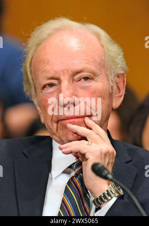 Washington, Vereinigte Staaten Von Amerika. Januar 2017. Der ehemalige US-Senator Joe Lieberman (unabhängiger Demokrat von Connecticut) ist am Dienstag, 17. Januar 2017, bei der Anhörung des US-Senats für Gesundheit, Bildung, Arbeit und Pensionen anwesend, um die Bestätigung von Betsy DeVos aus Grand Rapids, Michigan, als US-Bildungsministerin auf dem Capitol Hill in Washington, DC, zu prüfen.Credit: Ron Sachs/CNP/SIPA USA Credit: SIPA USA/Alamy Live News Stockfoto