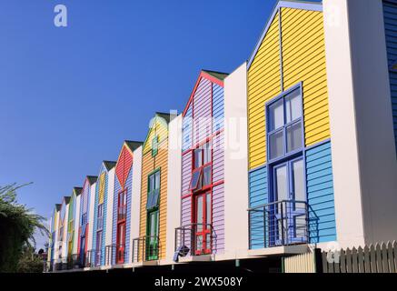 Lorne: Farbenfrohe Reihe moderner Apartments im Cora Lynn Complex in Lorne, Victoria, Australien Stockfoto
