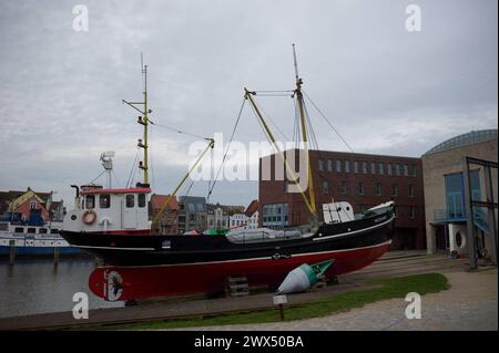 Husum, Schleswig-Holstein Binnenhafen Husum, Husum-Binnenhafen, Schienen der Hellbahn der ehemaligen Werft mit Schiff Hildegard. Aufnahme vom 27.03.2024, Husum, Kreis Nordfriesland, Schleswig-Holstein *** Husum, Schleswig-Holstein Binnenhafen Husum, Husum Binnenhafen, Schienen der Stadtbahn der ehemaligen Werft mit Schiff Hildegard Foto aufgenommen am 27 03 2024, Husum, Landkreis Nordfriesland, Schleswig Holstein Stockfoto