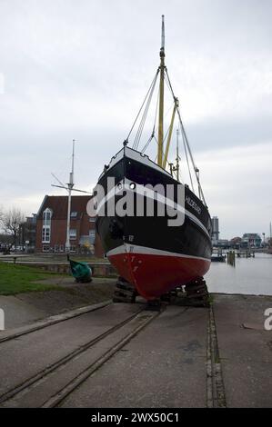 Husum, Schleswig-Holstein Binnenhafen Husum, Husum-Binnenhafen, Schienen der Hellbahn der ehemaligen Werft mit Schiff Hildegard. Aufnahme vom 27.03.2024, Husum, Kreis Nordfriesland, Schleswig-Holstein *** Husum, Schleswig-Holstein Binnenhafen Husum, Husum Binnenhafen, Schienen der Stadtbahn der ehemaligen Werft mit Schiff Hildegard Foto aufgenommen am 27 03 2024, Husum, Landkreis Nordfriesland, Schleswig Holstein Stockfoto