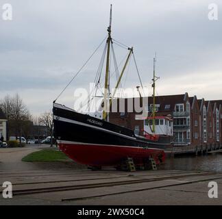 Husum, Schleswig-Holstein Binnenhafen Husum, Husum-Binnenhafen, Schienen der Hellbahn der ehemaligen Werft mit Schiff Hildegard. Aufnahme vom 27.03.2024, Husum, Kreis Nordfriesland, Schleswig-Holstein *** Husum, Schleswig-Holstein Binnenhafen Husum, Husum Binnenhafen, Schienen der Stadtbahn der ehemaligen Werft mit Schiff Hildegard Foto aufgenommen am 27 03 2024, Husum, Landkreis Nordfriesland, Schleswig Holstein Stockfoto