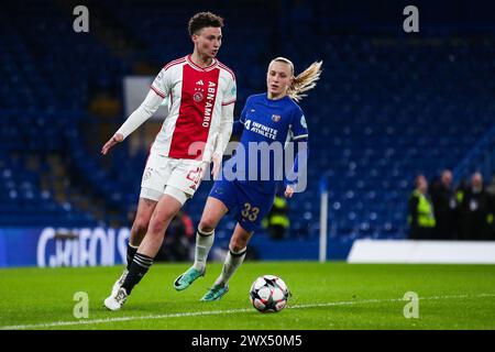 London, Großbritannien. März 2024. Ajax's Kay-Lee de Sanders spürt Druck von Chelsea's Aggie Beever-Jones während des Chelsea FC Women's Champions League Viertelfinales in Stamford Bridge, London, England, Großbritannien am 27. März 2024 Credit: Every Second Media/Alamy Live News Stockfoto