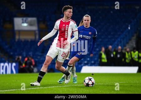 London, Großbritannien. März 2024. Ajax's Kay-Lee de Sanders spürt Druck von Chelsea's Aggie Beever-Jones während des Chelsea FC Women's Champions League Viertelfinales in Stamford Bridge, London, England, Großbritannien am 27. März 2024 Credit: Every Second Media/Alamy Live News Stockfoto