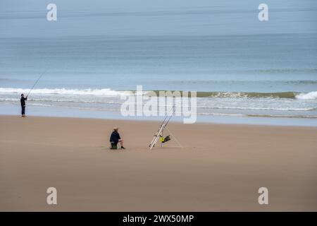 HAPPISBURGH, ENGLAND - 17. JUNI 2024: Fischer am Strand in North Norfolk Stockfoto