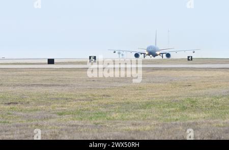 Eine KC-46A Pegasus mit Wing Aerial Betankungspads startet am 13. März 2024 von der McConnell Air Force Base in Kansas. Dies war McConnells erster Testflug mit den POds, mit dem die KC-46 zwei Kampfflugzeuge gleichzeitig betanken konnte. (Foto der U.S. Air Force von Staff Sgt. Tryphena Mayhugh Stockfoto