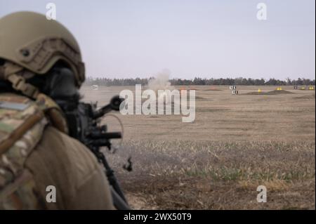 Flieger der 155th Security Forces Squadron qualifizieren sich auf verschiedenen Waffen während des Trainings auf der Greenlief Trainingsplattform, Hastings, Nebraska, 7. März 2024. Die Qualifizierung von Waffen ist eine jährliche Anforderung für alle Mitglieder der Sicherheitskräfte, um sicherzustellen, dass sie auf die verschiedenen Szenarien des Auftrags vorbereitet sind. (Foto der U.S. Air National Guard von Airman 1st Class Jeremiah Johnson) Stockfoto