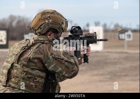 Flieger der 155th Security Forces Squadron qualifizieren sich auf verschiedenen Waffen während des Trainings auf der Greenlief Trainingsplattform, Hastings, Nebraska, 7. März 2024. Die Qualifizierung von Waffen ist eine jährliche Anforderung für alle Mitglieder der Sicherheitskräfte, um sicherzustellen, dass sie auf die verschiedenen Szenarien des Auftrags vorbereitet sind. (Foto der U.S. Air National Guard von Airman 1st Class Jeremiah Johnson) Stockfoto