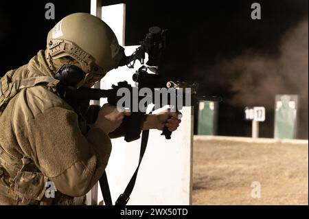 Flieger der 155th Security Forces Squadron qualifizieren sich auf verschiedenen Waffen während des Trainings auf der Greenlief Trainingsplattform, Hastings, Nebraska, 7. März 2024. Die Qualifizierung von Waffen ist eine jährliche Anforderung für alle Mitglieder der Sicherheitskräfte, um sicherzustellen, dass sie auf die verschiedenen Szenarien des Auftrags vorbereitet sind. (Foto der U.S. Air National Guard von Airman 1st Class Jeremiah Johnson) Stockfoto