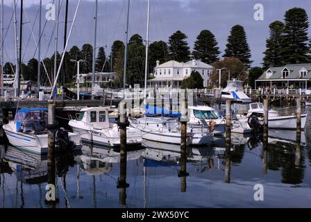 Port Fairy: Boote im Yachthafen des Moyne River mit Reflexionen und Oscars Hotel in Port Fairy Stockfoto