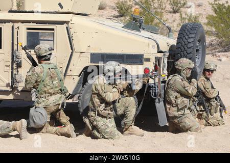 Ein US-Soldat, der der 6. Squadron, 17. Air Kavallerry Regiment, 4. Combat Aviation Brigade, 4. Infanterie Division zugeteilt ist, geht zu einem simulierten abgestürzten Flugzeug während der Rotation 24-02 im National Training Center, Fort Irwin, Kalifornien, 29. Oktober 2023. (Foto der US-Armee von PFC. Nathaniel Garrett, Operations Group, National Training Center) Stockfoto