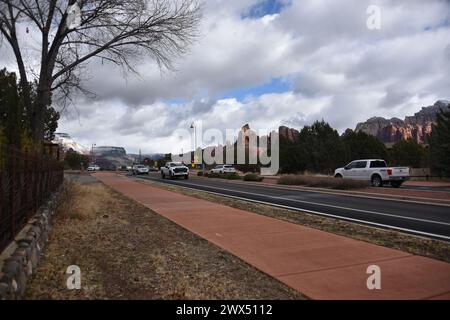 Sedona, AZ USA 2.3.2024. Son Silver West Galleries. Wunderschöne Vintage-Schilder, Kodak, Bob’s Big Boy-Schild, Windspinner, mexikanische Rasenschmuck, Chili Stockfoto