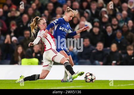 London, Großbritannien. März 2024. Chelsea's Aggie Beever-Jones kämpft am 27. März 2024 gegen Ajax's Tiny Hoekstra während des Chelsea FC Women's Champions League Viertelfinales in Stamford Bridge, London, England, Großbritannien Credit: Every Second Media/Alamy Live News Stockfoto