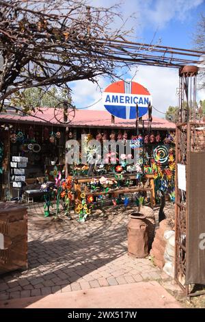 Sedona, AZ USA 2.3.2024. Son Silver West Galleries. Wunderschöne Vintage-Schilder, Kodak, Bob’s Big Boy-Schild, Windspinner, mexikanische Rasenschmuck, Chili Stockfoto