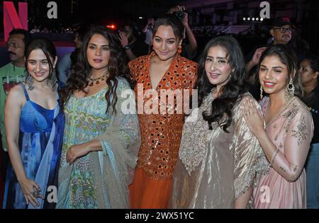 Mumbai, Indien. März 2024. Die indische Fernsehschauspielerin Sanjeeda Sheikh, die bollywood-Schauspieler Richa Chadha, Sonakshi Sinha (C), die nepalesische Schauspielerin Manisha Koirala und die Schauspielerin Sharmin Segal (R) posieren für ein Foto bei einer Werbeveranstaltung ihrer kommenden Netflix-Fernsehserie „Heeramandi : The Diamond Bazaar“ in Mumbai. Quelle: SOPA Images Limited/Alamy Live News Stockfoto