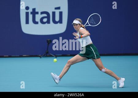 Miami, Florida, USA. März 2024. Danielle Collins (USA) trifft im Viertelfinale der Frauen-Singles beim Tennis-Turnier der Miami Open eine Vorhand gegen Caroline Garcia (Frankreich). Collins gewann das Spiel mit 6:3, 6:2. (Kreditbild: © Richard Dole/ZUMA Press Wire) NUR REDAKTIONELLE VERWENDUNG! Nicht für kommerzielle ZWECKE! Stockfoto