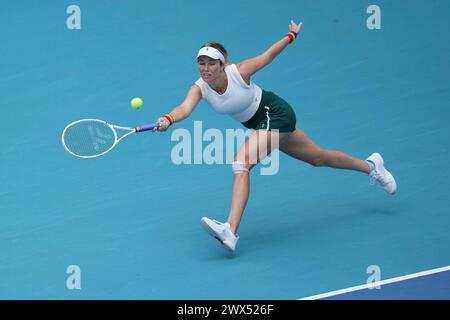 Miami, Florida, USA. März 2024. Danielle Collins (USA) trifft im Viertelfinale der Frauen-Singles beim Tennis-Turnier der Miami Open eine Vorhand gegen Caroline Garcia (Frankreich). Collins gewann das Spiel mit 6:3, 6:2. (Kreditbild: © Richard Dole/ZUMA Press Wire) NUR REDAKTIONELLE VERWENDUNG! Nicht für kommerzielle ZWECKE! Stockfoto