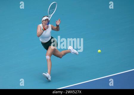 Miami, Florida, USA. März 2024. Danielle Collins (USA) trifft im Viertelfinale der Frauen-Singles beim Tennis-Turnier der Miami Open eine Vorhand gegen Caroline Garcia (Frankreich). Collins gewann das Spiel mit 6:3, 6:2. (Kreditbild: © Richard Dole/ZUMA Press Wire) NUR REDAKTIONELLE VERWENDUNG! Nicht für kommerzielle ZWECKE! Stockfoto