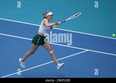 Miami, Florida, USA. März 2024. Danielle Collins (USA) trifft im Viertelfinale der Frauen-Singles beim Tennis-Turnier der Miami Open eine Vorhand gegen Caroline Garcia (Frankreich). Collins gewann das Spiel mit 6:3, 6:2. (Kreditbild: © Richard Dole/ZUMA Press Wire) NUR REDAKTIONELLE VERWENDUNG! Nicht für kommerzielle ZWECKE! Stockfoto