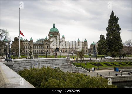 Blick auf einen Teil des Inner Harbor, mit dem Parlamentsgebäude im Hintergrund im Downtown District. Stockfoto