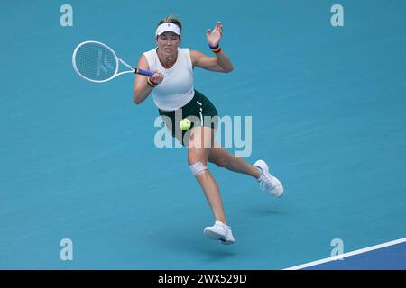 Miami, Florida, USA. März 2024. Danielle Collins (USA) trifft im Viertelfinale der Frauen-Singles beim Tennis-Turnier der Miami Open eine Vorhand gegen Caroline Garcia (Frankreich). Collins gewann das Spiel mit 6:3, 6:2. (Kreditbild: © Richard Dole/ZUMA Press Wire) NUR REDAKTIONELLE VERWENDUNG! Nicht für kommerzielle ZWECKE! Stockfoto