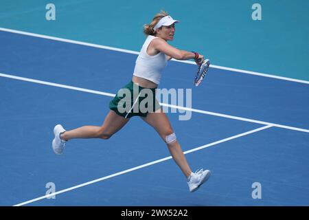 Miami, Florida, USA. März 2024. Danielle Collins (USA) trifft im Viertelfinale der Frauen-Singles beim Tennis-Turnier der Miami Open eine Vorhand gegen Caroline Garcia (Frankreich). Collins gewann das Spiel mit 6:3, 6:2. (Kreditbild: © Richard Dole/ZUMA Press Wire) NUR REDAKTIONELLE VERWENDUNG! Nicht für kommerzielle ZWECKE! Stockfoto