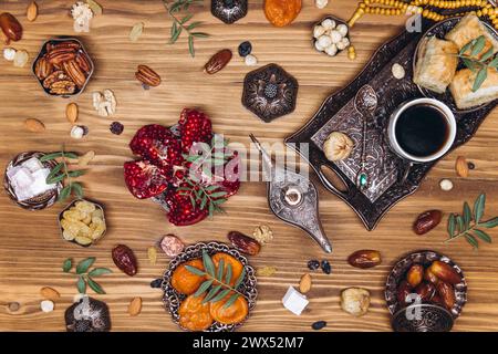Blick auf den Ramadan-Tisch. Banner mit traditionellen arabischen Gerichten, einer Tasse Kaffee und Essenssets Stockfoto