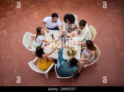 Freunde teilen gerne Wasser und toasten mit Weingläsern bei einer Freizeitveranstaltung Stockfoto
