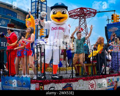 Coney Island Cyclone Float bei der Mermaid Parade, Surf Avenue, Coney Island, New York, USA Stockfoto