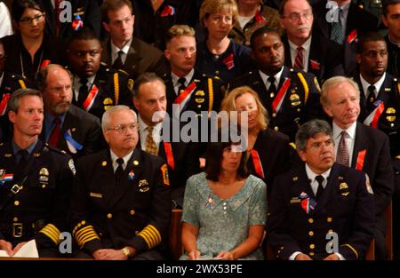 Washington, Vereinigte Staaten. September 2001. Die US-Senatoren Jon Corzine (Demokrat von New Jersey), Chuck Schumer (Demokrat von New York) und Joe Lieberman (Demokrat von Connecticut) sitzen unter den Polizisten und Feuerwehrleuten, die am Freitag, den 14. September 2001 am National Prayer Service in der Washington National Cathedral in Washington, DC, teilnehmen.Credit: Ron Sachs/CNP/dpa/Alamy Live News Stockfoto