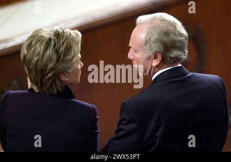 Washington, DC - 28. Januar 2003 -- die US-Senatoren Hillary Rodham Clinton (D-New York) und Joe Lieberman (D-Connecticut) teilen einige Gedanken, während US-Präsident George W. Bush seine Rede zur Lage der Union vor einer gemeinsamen Sitzung des US-Kongresses hält. Kredit: Ron Sachs/CNP Stockfoto