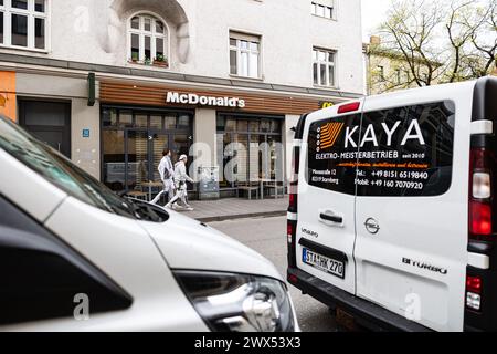 München, Deutschland. März 2024. McDonald's Spaziergang durch Schwabing am 27. März 2024 in München, Deutschland. (Foto: Alexander Pohl/SIPA USA) Credit: SIPA USA/Alamy Live News Stockfoto