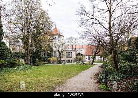 München, Deutschland. März 2024. Seidlvilla. Spaziergang durch Schwabing am 27. März 2024 in München, Deutschland. (Foto: Alexander Pohl/SIPA USA) Credit: SIPA USA/Alamy Live News Stockfoto